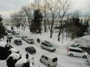 校門から車の列