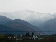 山が白く