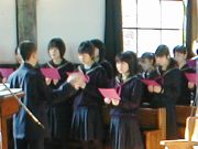 校歌を紹介する中学１年生