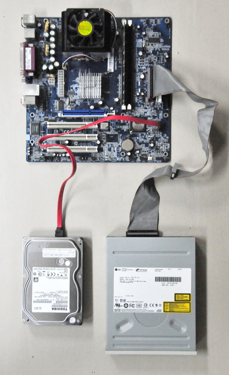 マザーボードにCPU,メモリが配置され、さらにHDD,DVDなどとケーブルで接続されている